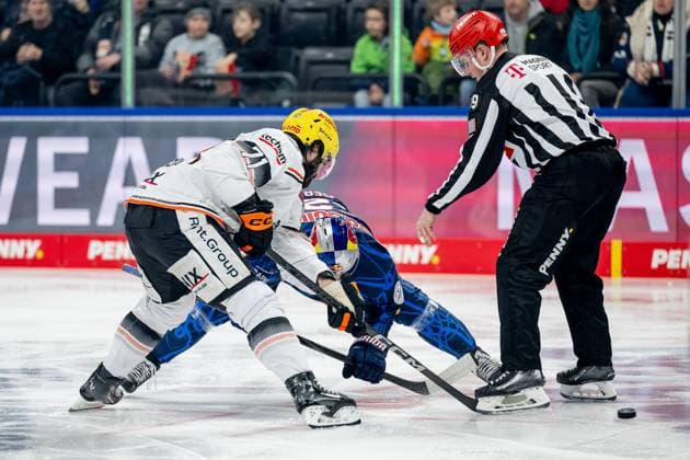 Linesperson Jonas Reinold executes a faceoff between Linus Froeberg Loewen Frankfurt, 71 and Patrick Hager EHC Red Bull Muenchen, 52 GER, EHC Red Bull Muenchen vs Loewen Frankfurt, Ice Hockey, DEL, Matchday 45, Season 2024 2025, 16 02 2025 GER, EHC Red Bull Muenchen vs Loewen Frankfurt, Ice Hockey, DEL, Matchday 45, Season 2024 2025, 16 02 2025 Muenchen Copyright: xEibner-Pressefoto HeikexFeinerx EP_HFR