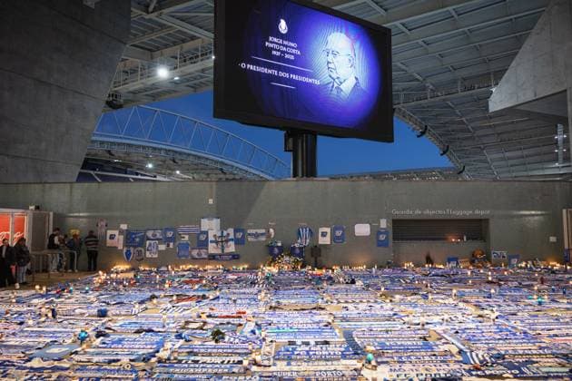 Bilder des Jahres 2025, Sport 02 Februar Sport Themen der Woche KW07 Tribute To Jorge Nuno Pinto Da Costa, In Porto, Portugal On February 16, 2025, in Porto, Portugal, hundreds of FC Porto supporters gather around Estadio do Dragao and Igreja de Santo Antonio das Antas to pay homage to the former president of the club, Jorge Nuno Pinto da Costa, who passes away on February 15, 2024, at the age of 87, after battling cancer for three years. A picture shows hundreds of scarves and candles placed on the ground as a tribute to the deceased. Porto Portugal Copyright: xDavidxOliveirax originalFilename:0803010398st.jpg