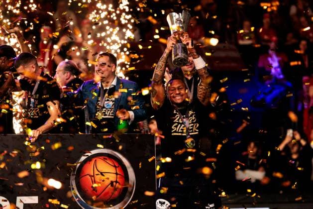 VIMODROM TOP FOUR 2025 Final Syntainics MBC Bamberg Baskets 16 02 2025 Charles Callison Syntainics MBC, 23 holds up the BBL trophy beaming in the confetti rain VIMODROM TOP FOUR 2025 Final Syntainics MBC Bamberg Baskets, Weissenfels, Stadthalle Weissenfels on 16 02 2025 Copyright: xBEAUTIFULxSPORTS Wunderlx