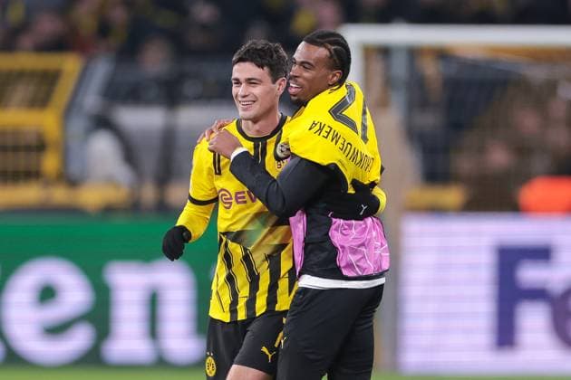 19 02 2025, UEFA Champions League, Play Offs, Borussia Dortmund Sporting Lisbon, v l Giovanni Reyna Borussia Dortmund , Carney Chukwuemeka Borussia Dortmund laugh, Dortmund Signal Iduna Park NRW Germany xRHR PHOTO DEx Copyright: DennisxEwert RHR-FOTOx RHR-FOTO DE