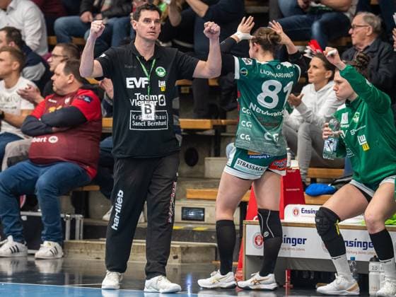 Nico Kiener, Cheftrainer (Frisch Auf Frauen) jubelnd, Frisch Auf Goeppingen vs. HSG Bensheim Auerbach, Handball, 1. Bundesliga, Spielzeit 2024 2025, 19.02.2025 Frisch Auf Goeppingen vs. HSG Bensheim Auerbach, Handball, 1. Bundesliga, Spielzeit 2024 2025, 19.02.2025 Goeppingen Copyright: xMichaelxSchmidt Eibner-Pressefotx EP_MST