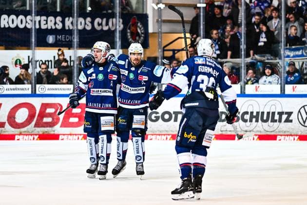 Goal celebration, jubilation, joy for goal scorer Colin Ugbekile Iserlohn Roosters, 79 Eric Cornel Iserlohn Roosters, 18 Brandon Gormley Iserlohn Roosters, 36 , GER, Iserlohn Roosters vs Straubing Tigers, Ice Hockey, Penny DEL, 46 Matchday, Season 2024 2025, 19 02 2025, GER, Iserlohn Roosters vs Straubing Tigers, Ice Hockey, Penny DEL, 46 Matchday, Season 2024 2025, 19 02 2025 Iserlohn Copyright: xJonasxBrockmann Eibner-Pressefotx EP_JBN