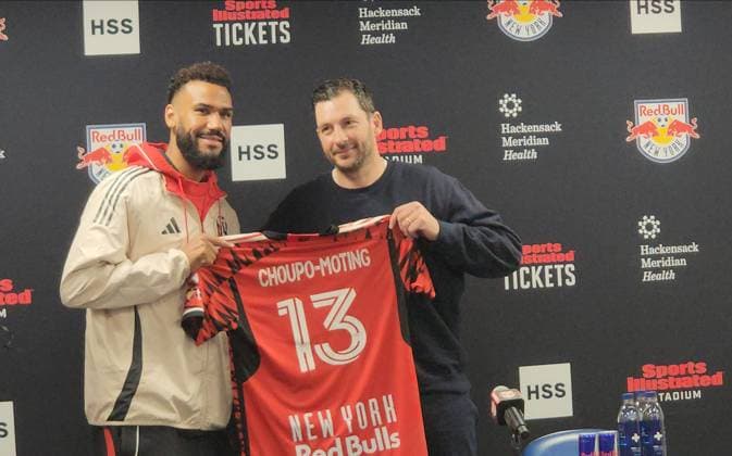 New York Red Bulls press conference, PK, Pressekonferenz German coach Sandro Schwarz (R) attends a press conference at Illustrated Stadium in Harrison, New Jersey, on February 19, 2025. Schwarz, with striker Eric Maxim Choupo-Moting (L), shows the number 13 jersey that Choupo-Moting will wear for his team. Eric enters his first season with the Red Bulls after signing a two-year contract with MLS, Fussball Herren, USA through 2026, with an option for 2027 as a Designated Player in December 2024. NEW JERSEY United States Copyright: xDeccioxSerranox originalFilename:serrano-notitle250219_npYth.jpg