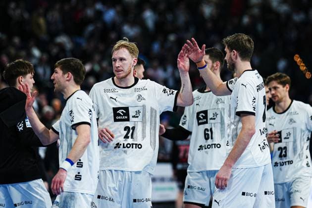 THW Kiel jubilant after victory end of match GER, THW Kiel vs HC Erlangen, Handball, Bundesliga, Matchday, 20, Season 2024 2025, 20 02 2025 GER, THW Kiel vs HC Erlangen, Handball, Bundesliga, Matchday, 20, Season 2024 2025, 20 02 2025 Kiel Copyright: xEibner-Pressefoto MarcelxvonxFehrnx EP_MFN