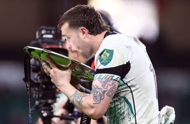 Bilder des Jahres 2025, Sport 02 Februar Sport Themen der Woche KW08 Sport Bilder des Tages Mack Hansen of Ireland celebrates with the triple crown trophy at full time Wales v Ireland, Guinness Men s Six Nations Championship, Rugby Union, Principality Stadium, Cardiff, Wales, UK - 22 Feb 2025 EDITORIAL USE ONLY No use with unauthorised audio, video, data, fixture lists, club league logos or live services. Online in-match use limited to 120 images, no video emulation. No use in betting, games or single club league player publications. Copyright: xKieranxMcManus Shutterstockx 15162288ar