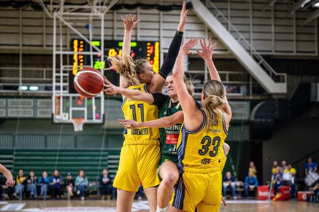 Basketball Berlin 22 02 2025 Season 2024 2025 Toyota DBBL 1 Bundesliga Women, Women Alba Berlin Rutronik Stars Keltern Alexandra Wilke Keltern, No 03 Emily Kiser Alba, No 33 Nina Rosemeyer Alba, No 11