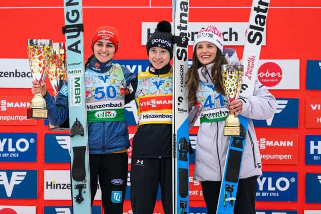Bilder des Jahres 2025, Sport 02 Februar Sport Themen der Woche KW08 Sport Bilder des Tages Ski jumping, Skispringen, Ski, nordisch - FIS WC Hinzenbach HINZENBACH,AUSTRIA,23.FEB.25 - NORDIC SKIING, SKI JUMPING - FIS World Cup, normal hill, ladies. Image shows Selina Freitag (GER), Nika Prevc (SLO) and Abigail Strate (CAN). GEPAxpictures xChristianxMoser