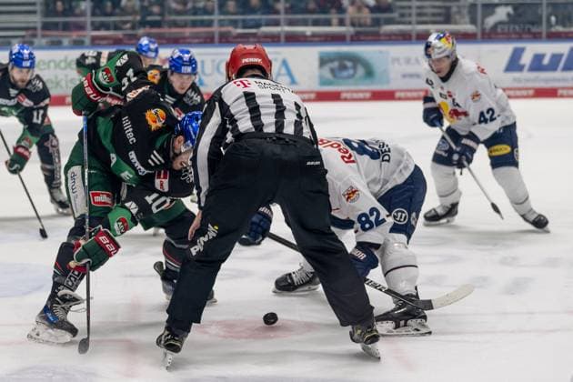 Linesperson Maksim Cepik executes a faceoff between Chris Collins Augsburger Panther, 10 and Chris DeSousa EHC Red Bull Muenchen, 82 GER, Augsburger Panther vs EHC Red Bull Muenchen, Ice Hockey, DEL, Matchday 48, Season 2024 2025, 23 02 2025 GER, Augsburger Panther vs EHC Red Bull Muenchen, Ice Hockey, DEL, Matchday 48, Season 2024 2025, 23 02 2025 Augsburg Copyright: xEibner-Pressefoto FranzxFeinerx EP_HFR