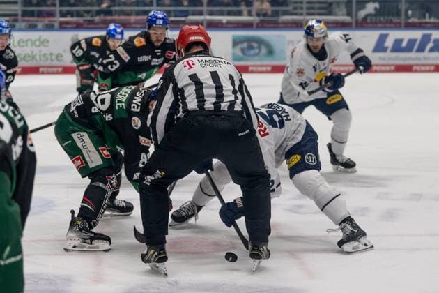 Linesperson Maksim Cepik executes a faceoff between Mark Zengerle Augsburger Panther, 89 and Patrick Hager EHC Red Bull Muenchen, 52 GER, Augsburger Panther vs EHC Red Bull Muenchen, Ice Hockey, DEL, Matchday 48, Season 2024 2025, 23 02 2025 GER, Augsburger Panther vs EHC Red Bull Muenchen, Ice Hockey, DEL, Matchday 48, Season 2024 2025, 23 02 2025 Augsburg Copyright: xEibner-Pressefoto FranzxFeinerx EP_HFR