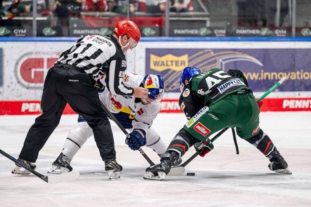 Linesperson Maksim Cepik executes a faceoff between Chris DeSousa EHC Red Bull Muenchen, 82 and Jason Bast Augsburger Panther, 45 GER, Augsburger Panther vs EHC Red Bull Muenchen, Ice Hockey, DEL, Matchday 48, Season 2024 2025, 23 02 2025 GER, Augsburger Panther vs EHC Red Bull Muenchen, Ice Hockey, DEL, Matchday 48, Season 2024 2025, 23 02 2025 Augsburg Copyright: xEibner-Pressefoto HeikexFeinerx EP_HFR