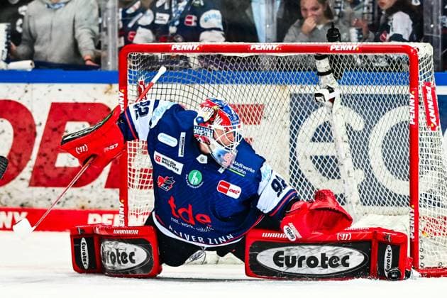 Andreas Andy Jenike Iserlohn Roosters, 92 holds the puck, GER, Iserlohn Roosters vs Fischtown Pinguins Bremerhaven, Ice Hockey, Penny DEL, 48 Matchday, Season 2024 2025, 23 02 2025, GER, Iserlohn Roosters vs Fischtown Pinguins Bremerhaven, Ice Hockey, Penny DEL, 48 Matchday, Season 2024 2025, 23 02 2025 Iserlohn Copyright: xJonasxBrockmann Eibner-Pressefotx EP_JBN