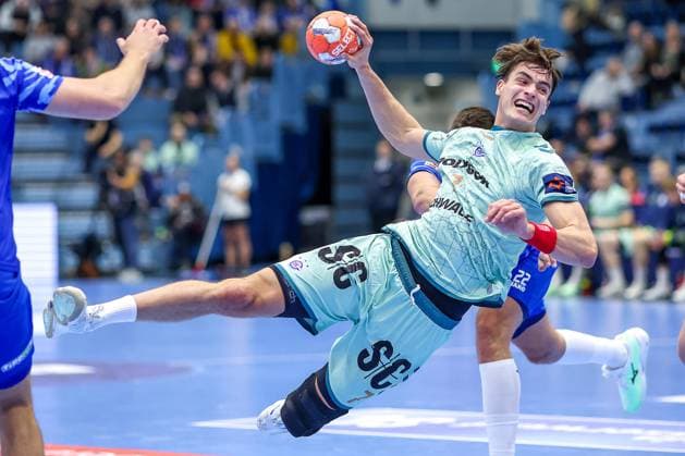 25 02 2025, Handball, European League Main Round Group IV, VfL Gummersbach MOL Tatabanya KC, Schwalbe Arena Julian Köster GUM 7 asserts himself and throws on goal North Rhine-Westphalia Germany