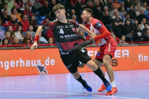 Nikolaj Enderleit MT Melsungen 4 on the ball , Ahmed Nafea Hussein RK Vojvodina, 79 , GER, MT Melsungen RK Vojvodina SER , Handball, EHF European League Maenner, Group Matches, Saison 2024 2025, 25 02 2025, GER, MT Melsungen RK Vojvodina, Handball, EHF Maenner, Group Matches, Saison 2024 2025, 25 02 2025 Kassel Copyright: xEibner-Pressefotox xRolandxSippex EP_RSL