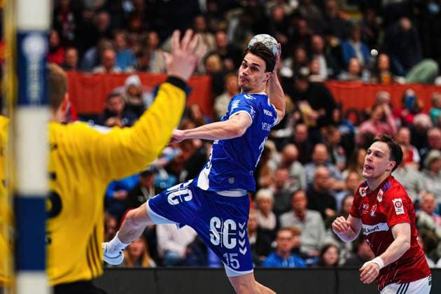 Throw Goal Miro Schluroff VfL Gummersbach, 15 GER, Handball Sport Verein Hamburg vs VfL Gummersbach, Handball, Bundesliga, Matchday 21, Season 2024 2025, 27 02 2025 GER, Handball Sport Verein Hamburg vs VfL Gummersbach, Handball, Bundesliga, Matchday 21, Season 2024 2025, 27 02 2025 Hamburg Copyright: xEibner-Pressefoto MarcelxvonxFehrnx EP_MFN