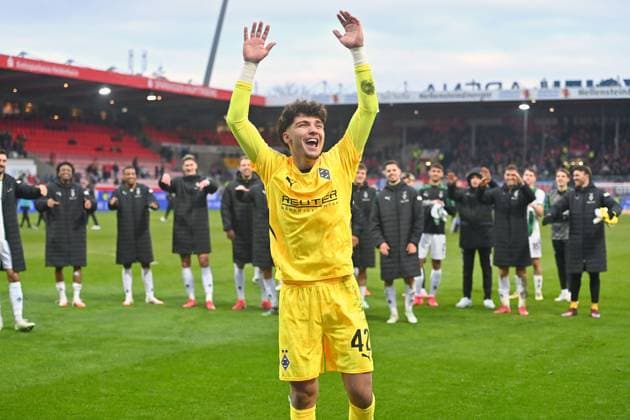 Goalkeeper Tiago CARDOSO Borussia Moenchengladbach , Final cheer in front of the Gladbach fan block Soccer 1 Bundesliga Season 2024 2025, 24 Matchday, Matchday24 1 FC Heidenheim Borussia Moenchengladbach 0 3 on 01 03 2025, VOITH ARENA