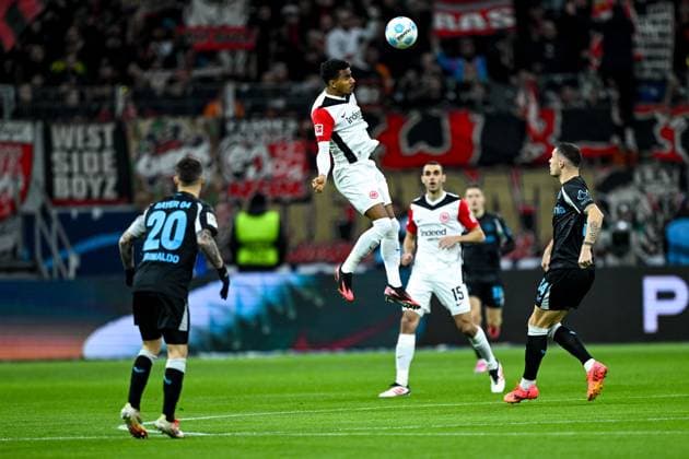 Ansgar Knauff Eintracht Frankfurt, 36 at header, GER, Eintracht Frankfurt vs Bayer 04 Leverkusen, Football, 1 Bundesliga, 24 Matchday, Season 2024 2025, 01 03 2025 DFL REGULATIONS PROHIBIT ANY USE OF PHOTOGRAPHS as IMAGE SEQUENCES and or QUASI VIDEO GER, Eintracht Frankfurt vs Bayer 04 Leverkusen, Football, 1 Bundesliga, 24 Matchday, Season 2024 2025, 01 03 2025 Frankfurt am Main Copyright: xEibner-Pressefoto FlorianxWieganx EP_FWD