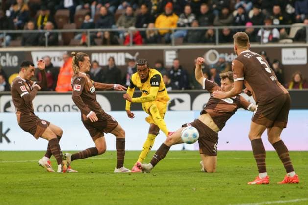GER, Hamburg, Soccer, DFB, FC St Pauli vs Borussia Dortmund , im Millerntor Stadion , 01 03 2025 , v l Jackson Irvine FC St Pauli ,7 , Carney Chukwuemeka Borussia Dortmund ,17 , David Nemeth FC St Pauli ,4 , Hauke Wahl FC St Pauli ,5 DFL regulations prohibit any use of photographs as image sequences and or quasi video Copyright: HMBxMedia FernandoxSoares