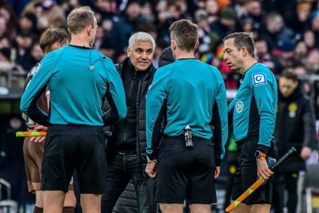 Sports Director Andreas Bornemann Pauli had to talk to the referee team Christian Gittelmann Tobias Stieler Mark Borsch Germany , Hamburg , Millerntorstadion , Football , 1 Bundesliga , FC St Pauli Borussia Dortmund