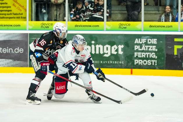 Battle for the puck duel between Elias Pul Blue Devils Weiden, 11 and Florin Ketterer Towerstars Ravensburg, 16 , GER, Ravensburg Towerstars vs Blue Devils Weiden, Ice field hockey, DEL2, Season 2024 2025, Matchday 52, 23 09 25 GER, Ravensburg Towerstars vs Blue Devils Weiden, Ice field hockey, DEL2, Season 2024 2025, Matchday 52, 23 09 25 Ravenburg Copyright: xEibner-Pressefoto MaximilianxRistx EP_MRT