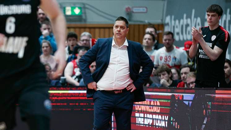 In the picture Head Coach Sasa Filipovski Wuerzburg Baskets 04 03 2025, FIT One Wuerzburg Baskets vs AEK Betsson BC, Basketball Champions League, Matchday 3, Round of 16, Germany, Wuerzburg, tectake Arena, Copyright: HMBxMedia xJulienxBecker