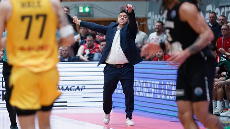 In the picture Head Coach Sasa Filipovski Wuerzburg Baskets , Instructions 04 03 2025, FIT One Wuerzburg Baskets vs AEK Betsson BC, Basketball Champions League, Matchday 3, Round of 16, Germany, Wuerzburg, tectake Arena, Copyright: HMBxMedia xJulienxBecker