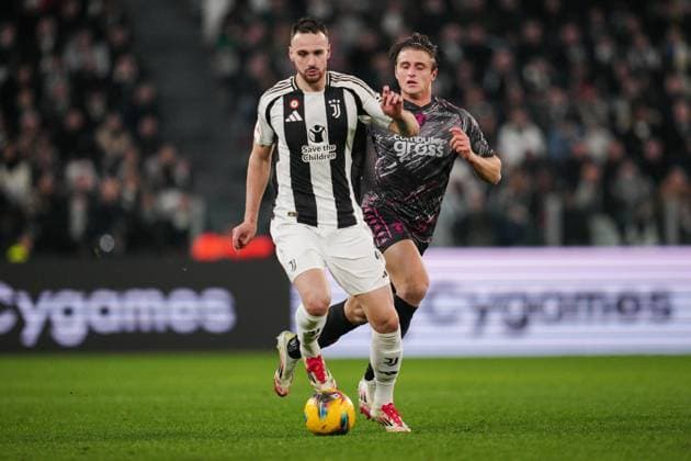 Juventus Federico Gatti fights for the ball with Empoli& x2019;s Lorenzo Colombo during the Coppa Italia quarter-finals soccer match between Juventus and Empoli at the Allianz Stadium in Torino, north west Italy - Wednesday, February 26, 2025. - Soccer .  Copyright: xMarcoxAlpozzi LaPressex