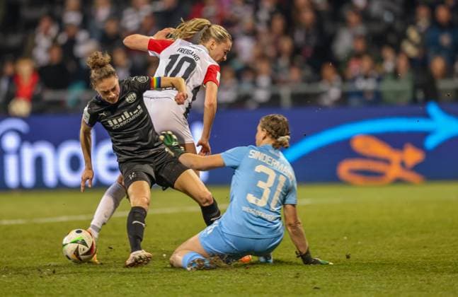 GER, Frankfurt, Eintracht Frankfurt vs SGS Essen, Google Pixel Bundesliga, Fußball, DFB, Spielzeit 2024 2025, Stadion am Bretanobad, 16 Spieltag, im Bild v l Jacqueline Meißner SGS ESSEN 16 , Laura Freigang Eintracht Frankfurt Frauen 10 , Kim Lea Sindermann SGS ESSEN 12 DFB DFL REGULATIONS PROHIBIT ANY USE OF PHOTOGRAPHS AS IMAGE SEQUENCES AND OR QUASI VIDEO, 07 03 2025, Copyright: HMBxMedia HendrikxHamelau