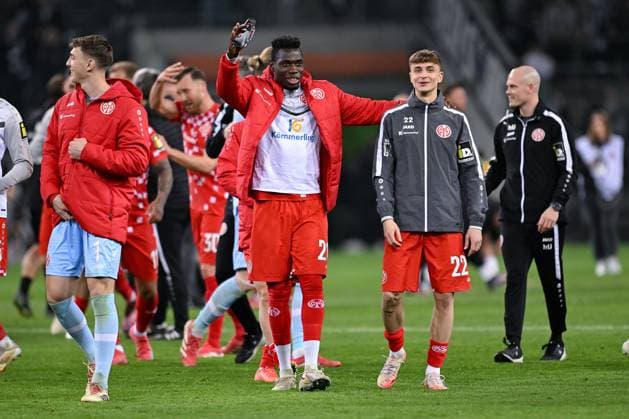 07 03 2025, Football, Bundesliga, 25 Matchday Season 2024 2025, Borussia Mönchengladbach 1 FSV Mainz, FSV Mainz celebrates the away win with the fans Danny Da Costa FSV Mainz , Nikolas Veratschnig FSV Mainz xRHR PHOTO TKx Copyright: RHR-FOTOx RHR-FOTO TK