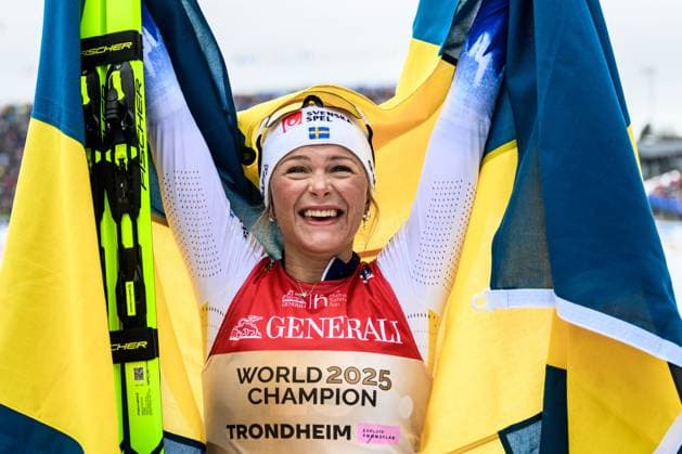 250309 Frida Karlsson of Sweden celebrates winning inthe women s 50 km free technique mass start during day 12 of the 2025 FIS Nordic Ski World Championships on March 9, 2025 in Trondheim Photo Maxim Thore BILDBYRAN kod MT MT0784 skidor cross country skiing langrenn skid vm 2025 2025 fis nordic ski world championships 12 dam bbeng 50km masstart jubel sweden sverige  Copyright: MAXIMxTHORE BB250309MT086