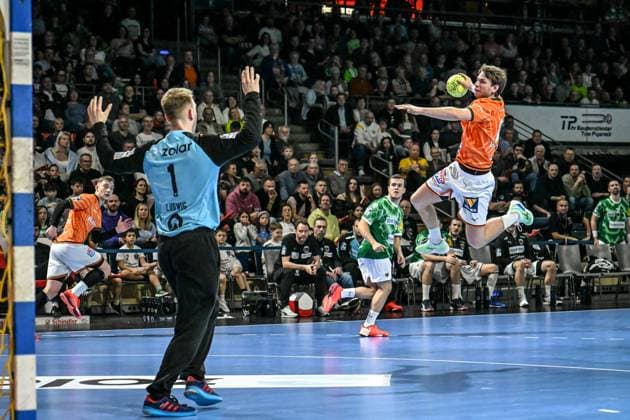 Handball, Daikin HBL, Fuechse Berlin HSG Wetzlar 09 03 2025, xdanx, Handball, Daikin HBL, Fuechse Berlin HSG Wetzlar v l Lasse Ludwig Füchse Berlin 1 ,Lukas Becher HSG Wetzlar 18 wirft Tor, Torschuetze, erzielt Tor, Treffer, scores the goal Berlin Max Schmeling Halle Berlin Deutschland DE Copyright: xDanielxLakomskix