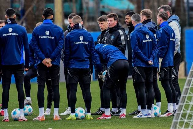 Team coach Merlin Polzin HSV speaks to the team Germany , Hamburg , Training ground at Volksparkstadion , Football , Bundesliga 2 , Training of Hamburger SV