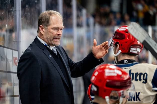 Steve Walker Trainer, Coach, Headcoach, Schwenninger Wild Wings, SWW , Nuernberg Ice Tigers vs Schwenninger Wild Wings, Ice Hockey, Penny DEL, Pre Playoffs Game 3, 13 03 2025, Nuernberg Ice Tigers vs Schwenninger Wild Wings, Ice Hockey, Penny DEL, Pre Playoffs Game 3, 13 03 2025 Nuernberg Copyright: xEibner-Pressefoto ThomasxHahnx EP_NIT