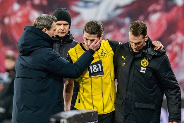 15 03 2025, RB Leipzig vs Borussia Dortmund, 1 Bundesliga, Matchday 26 Marcel Sabitzer Borussia Dortmund, 20 injured seriously, Injury and substitution of Marcel Sabitzer Borussia Dortmund, 20 here with Niko Kovac Borussia Dortmund, coach Important note According to the regulations of the DFL German Football League and the DFB German Football Association, it is prohibited to use photographs taken in the stadium and or of the game in the form of sequential images and or video-like photo series Copyright: xBahhoxKarax
