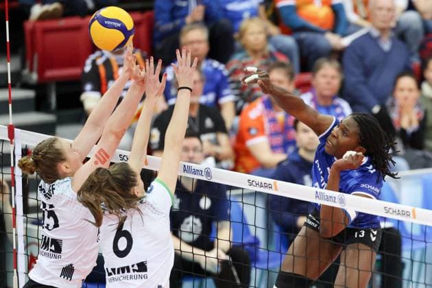 Stuttgart , Volleyball Bundesliga Women, Allianz MTV Stuttgart vs USC Münster , f l Mia Kirchhoff Münster Marije ten Brinke Münster Krystal Rivers MTV