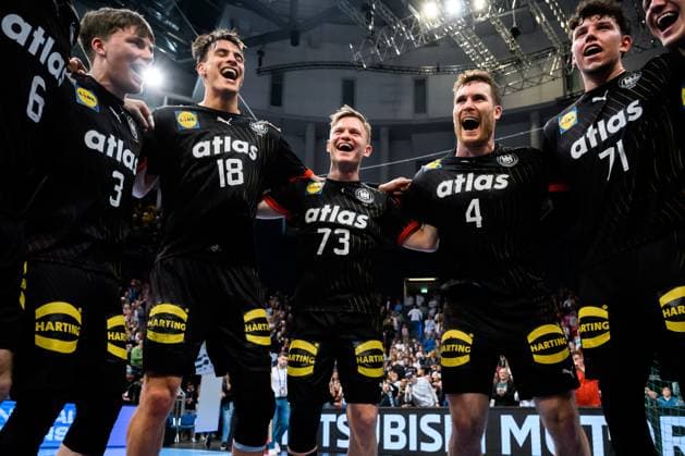 Handball European Championship Qualification, Germany Austria, 2 Qualification Round, Group 7, Matchday 4 from left Nils Lichtlein Germany , Julian Köster Koester Germany , Timo Kastening Germany , Johannes Golla Germany , Marko Grgic Germany Final Cheer Final Cheer Emotion Joy Hannover ZAG Arena Germany