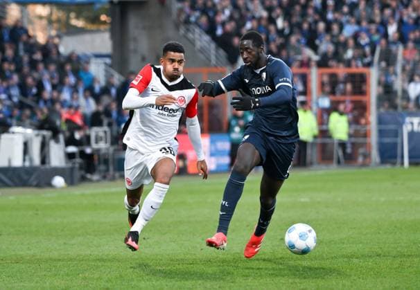 Ansgar Knauff Eintracht Frankfurt , Ibrahima Sissoko VfL Bochum , v li 16 03 2025, Fußball 1 Bundesliga, 26 Spieltag, Saison 2024 2025 VfL Bochum Eintracht Frankfurt 1 3 Foto Maik Hölter Team2 DFL regulations prohibit any use of photographs as image sequences and or quasi video Bochum Vonovia Ruhrstadion Nordrhein Westfalen Germany Team2