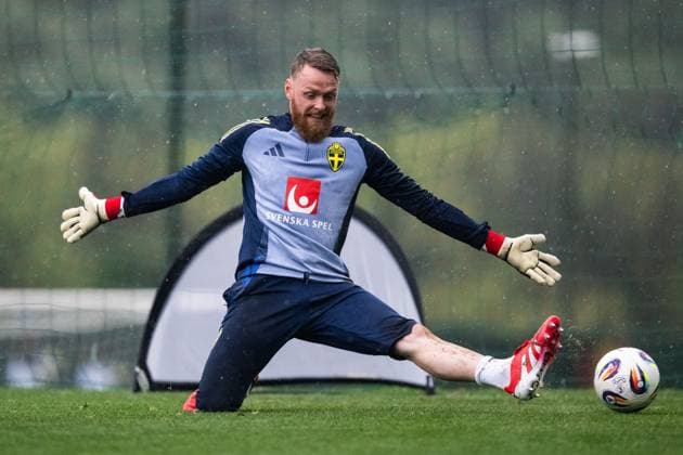 250317 Goalkeeper Viktor Johansson of the Swedish men s national football team during a training session on March 17, 2025 in Marbella Photo Carl Sandin BILDBYRAN code CS CS0692 fotboll football soccer fotball landskamp träning practice training sverige sweden sverige a bbeng Copyright: CARLxSANDIN BB250317CS038