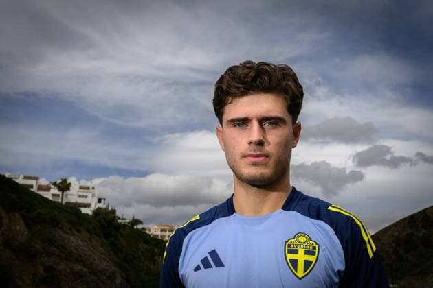 250319 Besfort Zeneli of the Swedish men s national football team poses for at portrait in the mixed zone after a training session on March 19, 2025 in Marbella Photo Carl Sandin BILDBYRAN code CS CS0695 fotboll football soccer fotball landskamp träning practice training sverige sweden sverige a bbeng porträtt  Copyright: CARLxSANDIN BB250319CS018