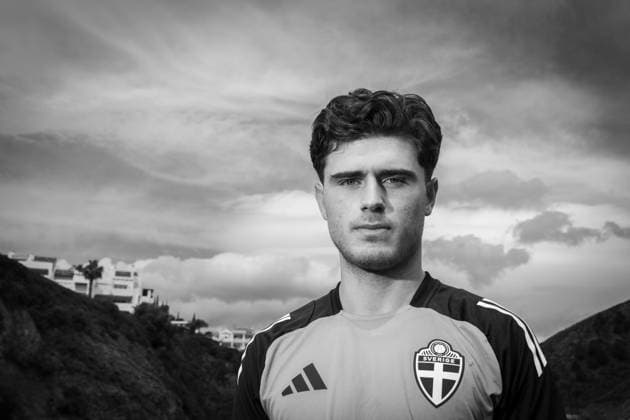 250319 Besfort Zeneli of the Swedish men s national football team poses for at portrait in the mixed zone after a training session on March 19, 2025 in Marbella Photo Carl Sandin BILDBYRAN code CS CS0695 fotboll football soccer fotball landskamp träning practice training sverige sweden sverige a bbeng porträtt  Copyright: CARLxSANDIN BB250319CS019