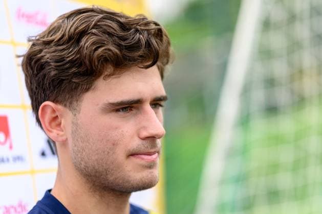250319 Besfort Zeneli of the Swedish men s national football team in the mixed zone after a training session on March 19, 2025 in Marbella Photo Carl Sandin BILDBYRAN code CS CS0695 fotboll football soccer fotball landskamp träning practice training sverige sweden sverige a bbeng  Copyright: CARLxSANDIN BB250319CS044
