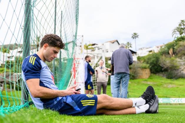 250319 Besfort Zeneli of the Swedish men s national football team in the mixed zone after a training session on March 19, 2025 in Marbella Photo Carl Sandin BILDBYRAN code CS CS0695 fotboll football soccer fotball landskamp träning practice training sverige sweden sverige a bbeng  Copyright: CARLxSANDIN BB250319CS045
