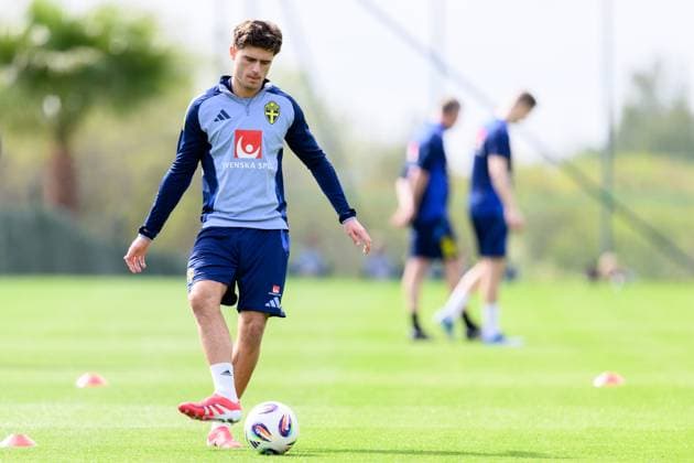 250319 Besfort Zeneli of the Swedish men s national football team during a training session on March 19, 2025 in Marbella Photo Carl Sandin BILDBYRAN code CS CS0695 fotboll football soccer fotball landskamp träning practice training sverige sweden sverige a bbeng  Copyright: CARLxSANDIN BB250319CS075