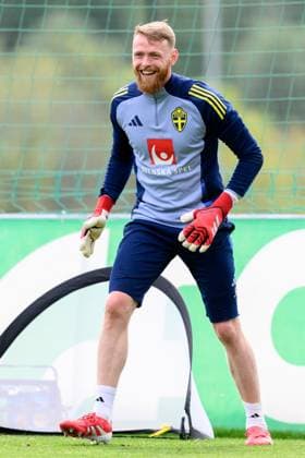 250319 Goalkeeper Victor Johansson of the Swedish men s national football team during a training session on March 19, 2025 in Marbella Photo Carl Sandin BILDBYRAN code CS CS0695 fotboll football soccer fotball landskamp träning practice training sverige sweden sverige a bbeng jubel Copyright: CARLxSANDIN BB250319CS113