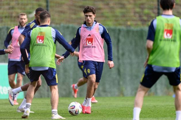250319 Besfort Zeneli of the Swedish men s national football team during a training session on March 19, 2025 in Marbella Photo Carl Sandin BILDBYRAN code CS CS0695 fotboll football soccer fotball landskamp träning practice training sverige sweden sverige a bbeng  Copyright: CARLxSANDIN BB250319CS118