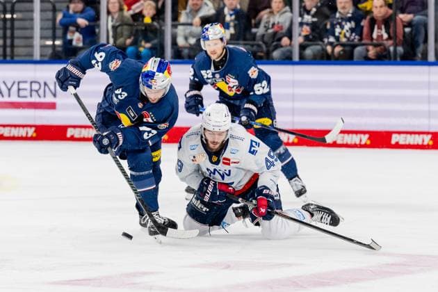 Fight for the puck duel between Maximilian Kastner EHC Red Bull Muenchen, 93 and Lukas Kaelble Adler Mannheim, 49 GER, EHC Red Bull Muenchen vs Adler Mannheim, ice hockey, DEL, playoffs, quarterfinals game 2, 2024 2025 season, 19 03 2025 GER, EHC Red Bull Muenchen vs Adler Mannheim, ice hockey, DEL, playoffs, quarterfinals game 2, 2024 2025 season, 19 03 2025 Muenchen Copyright: xEibner-Pressefoto HeikexFeinerx EP_HFR
