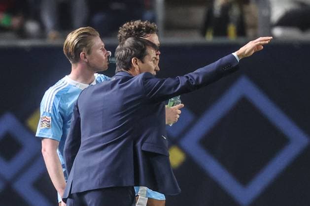 Belgium s Kevin De Bruyne and Belgium s head coach Rudi Garcia pictured during a soccer game between Belgian national team, Nationalteam the Red Devils and Ukraine, Thursday 20 March 2025 in Murcia, Spain, the first leg of the play-offs in the Nations League. VIRGINIExLEFOUR  x115337302x