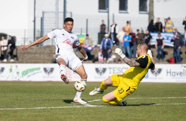 Soccer, Men, Season 2024 2025, COSY WASCH Landespokal Berlin Viertfinale , BFC Preussen SV Tasmania Berlin, f l Pedro Vitor Magalhaes BFC Preussen , Goalkeeper Mateusz Daniel Mika SV Tasmania Berlin , 22 03 2025, Copyright: xMatthiasxKochx