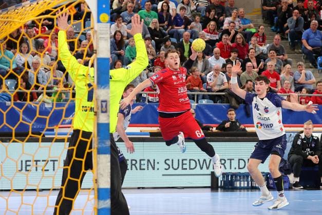 22 03 2025, Germany, Bietigheim, Handball, SG BBM Bietigheim vs VfL Potsdam, f l Martin Tomovski VfL , Maximilian Hejny BBM , Elias Kofler VfL