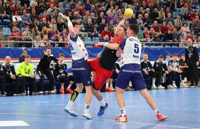 22 03 2025, Germany, Bietigheim, Handball, SG BBM Bietigheim vs VfL Potsdam, f l Elias Kofler VfL , Fabian Wiederstein BBM , Josip Simic VfL
