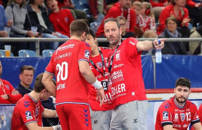 22 03 2025, Germany, Bietigheim, Handball, SG BBM Bietigheim vs VfL Potsdam, f l Paco Barthe BBM , Tanimura Ryota BBM , BBM Coach Iker Romero